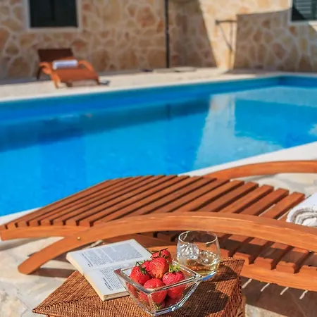 ヴィラ Marta, Near Split, Private Pool And Cinema Srinjine