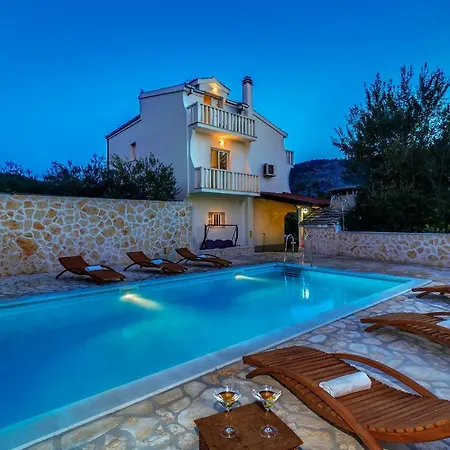 ヴィラ Marta, Near Split, Private Pool And Cinema Srinjine