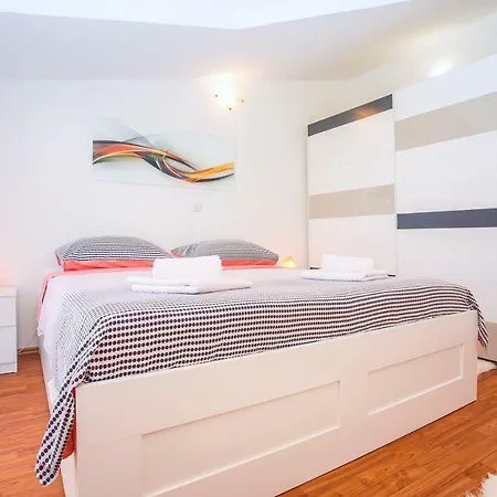 Marta, Near Split, Private Pool And Cinema * Srinjine